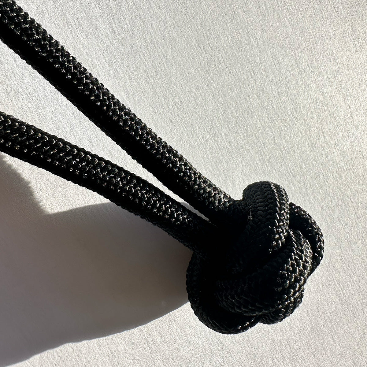 A zoom in on one of the stopper knots.